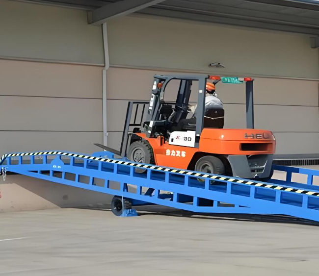 十月田镇移动式卸货平台（叉车用）
